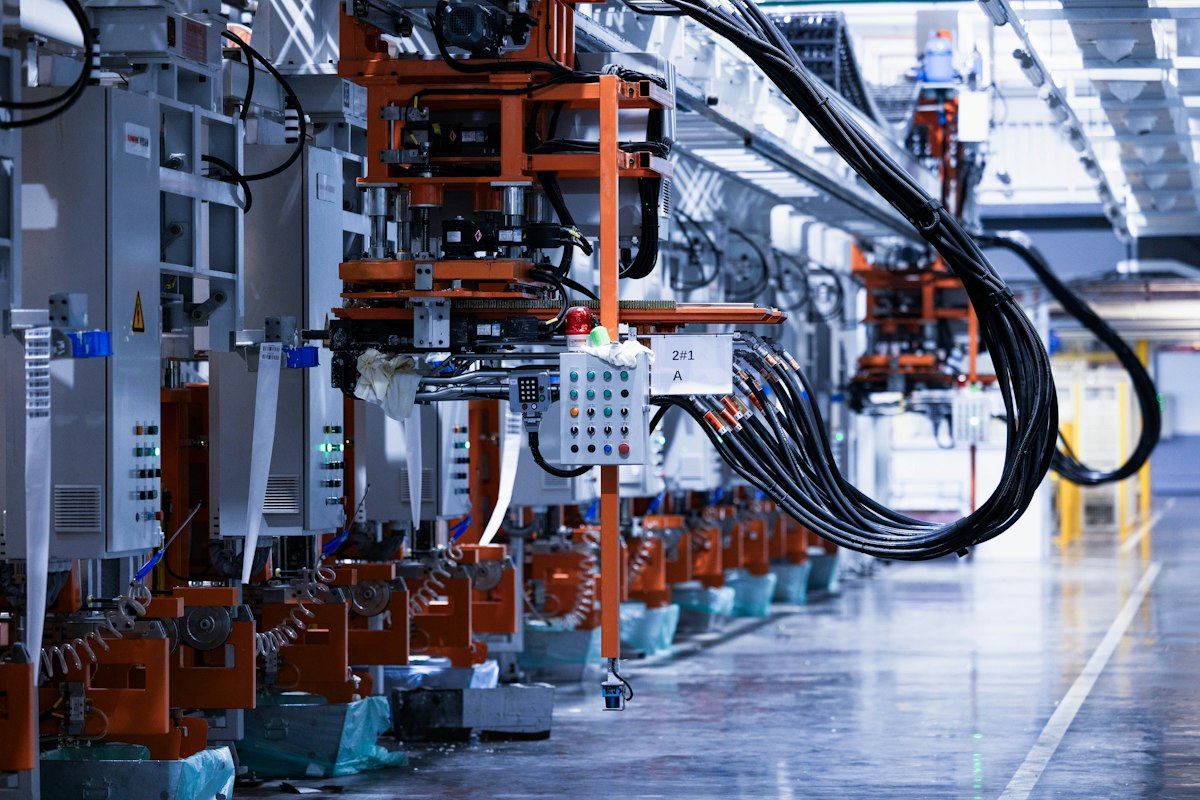 Ligne de production industrielle avec équipements automatisés