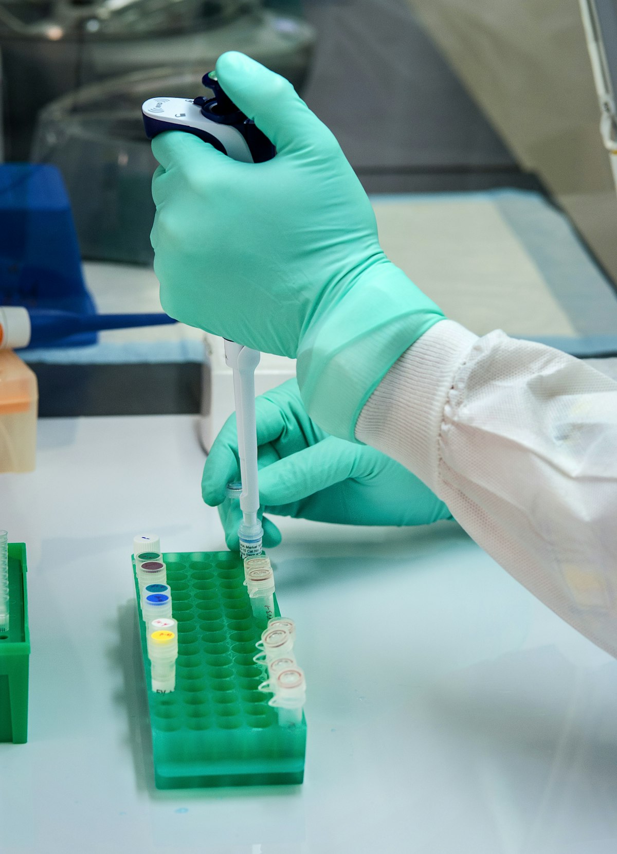 Manipulation d’une micropipette dans un laboratoire