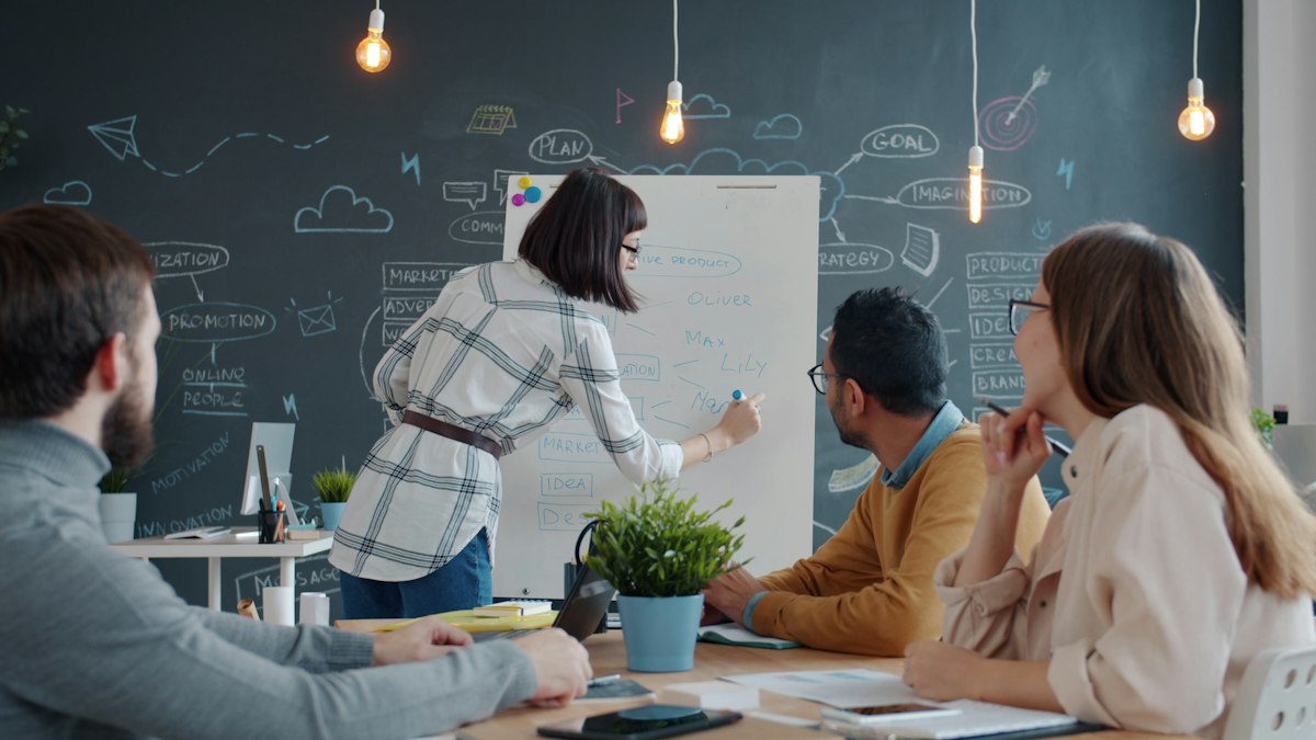 Équipe réunie autour d’un tableau de travail
